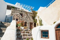 Εθνική ελληνική αρχιτεκτονική, πεζούλι με τα λουλούδια στοκ εικόνες Εθνική ελληνική αρχιτεκτονική, πεζούλι με τα λουλούδια στοκ εικόνες
