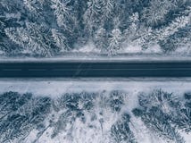 Εθνική οδός που περνά από τα όμορφα χιονισμένα τοπία εναέρια όψη στοκ φωτογραφία με δικαίωμα ελεύθερης χρήσης Εθνική οδός που περνά από τα όμορφα χιονισμένα τοπία εναέρια όψη στοκ φωτογραφία με δικαίωμα ελεύθερης χρήσης