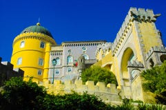 Εθνική πρόσοψη παλατιών Pena Sintra και μαυριτανική πύλη, ταξίδι Λισσαβώνα, Πορτογαλία Εθνική πρόσοψη παλατιών Pena Sintra και μαυριτανική πύλη, ταξίδι Λισσαβώνα, Πορτογαλία