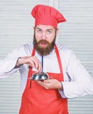Εικασία ποιος μαγείρεψα Αυτό που είναι κάτω από το καπάκι Εύγευστη παρουσίαση γεύματος Η κουζίνα Haute χαρακτήρισε τη λεπτολόγη π στοκ εικόνες Εικασία ποιος μαγείρεψα Αυτό που είναι κάτω από το καπάκι Εύγευστη παρουσίαση γεύματος Η κουζίνα Haute χαρακτήρισε τη λεπτολόγη π στοκ εικόνες