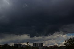 Εικονική παράσταση πόλης της μεγάλης θύελλας πέρα από μια πόλη στο αμυδρό υπόβαθρο ατμοσφαιρική ρύπανση σε μια πόλη στοκ εικόνα με δικαίωμα ελεύθερης χρήσης Εικονική παράσταση πόλης της μεγάλης θύελλας πέρα από μια πόλη στο αμυδρό υπόβαθρο ατμοσφαιρική ρύπανση σε μια πόλη στοκ εικόνα με δικαίωμα ελεύθερης χρήσης