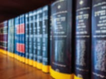 Εικόνα Defocused Πολύχρωμα βιβλία στο ράφι στη βιβλιοθήκη Η επίδραση bokeh Στοκ Εικόνα Εικόνα Defocused Πολύχρωμα βιβλία στο ράφι στη βιβλιοθήκη Η επίδραση bokeh Στοκ Εικόνα
