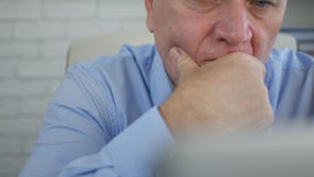 Εικόνα επιχειρηματιών που διαβάζει τα ηλεκτρονικά έγγραφα σχετικά με το lap-top στοκ εικόνα Εικόνα επιχειρηματιών που διαβάζει τα ηλεκτρονικά έγγραφα σχετικά με το lap-top στοκ εικόνα