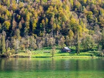 Εικόνα λίγου σπιτιού δίπλα σε μια λίμνη και ο πιό forrest στοκ εικόνες με δικαίωμα ελεύθερης χρήσης Εικόνα λίγου σπιτιού δίπλα σε μια λίμνη και ο πιό forrest στοκ εικόνες με δικαίωμα ελεύθερης χρήσης
