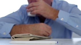 Εικόνα με έναν κουρασμένο επιχειρηματία κοιμισμένο στο γραφείο με το κεφάλι στον πίνακα απόθεμα βίντεο Εικόνα με έναν κουρασμένο επιχειρηματία κοιμισμένο στο γραφείο με το κεφάλι στον πίνακα απόθεμα βίντεο