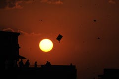 Εικόνα σκιαγραφιών των ανθρώπων που πετούν τους ικτίνους από το πεζούλι σπιτιών στην Ινδία στοκ εικόνα Εικόνα σκιαγραφιών των ανθρώπων που πετούν τους ικτίνους από το πεζούλι σπιτιών στην Ινδία στοκ εικόνα