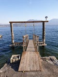 Εικόνα της ξύλινης αποβάθρας στη λίμνη του maggiore στοκ φωτογραφία με δικαίωμα ελεύθερης χρήσης Εικόνα της ξύλινης αποβάθρας στη λίμνη του maggiore στοκ φωτογραφία με δικαίωμα ελεύθερης χρήσης