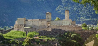 Εικόνα τοπίων Castelgrande πέρα από την πόλη της Μπελιντζόνα στοκ εικόνα Εικόνα τοπίων Castelgrande πέρα από την πόλη της Μπελιντζόνα στοκ εικόνα