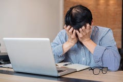 Εικόνα του ματαιωμένου τονισμένου επιχειρησιακού πνεύματος επιχειρησιακών ατόμων και γραφικών παραστάσεων στοκ φωτογραφίες Εικόνα του ματαιωμένου τονισμένου επιχειρησιακού πνεύματος επιχειρησιακών ατόμων και γραφικών παραστάσεων στοκ φωτογραφίες