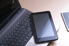 Εικόνα του πληκτρολογίου με ένα τηλέφωνο και μια ταμπλέτα που βρίσκονται επάνω από το στοκ εικόνες με δικαίωμα ελεύθερης χρήσης Εικόνα του πληκτρολογίου με ένα τηλέφωνο και μια ταμπλέτα που βρίσκονται επάνω από το στοκ εικόνες με δικαίωμα ελεύθερης χρήσης