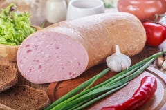 Εικόνα του ψωμιού με τα λαχανικά και του λουκάνικου στον ξύλινο πίνακα στοκ φωτογραφίες με δικαίωμα ελεύθερης χρήσης Εικόνα του ψωμιού με τα λαχανικά και του λουκάνικου στον ξύλινο πίνακα στοκ φωτογραφίες με δικαίωμα ελεύθερης χρήσης