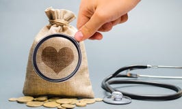 Εικόνα τσαντών και καρδιών χρημάτων με το στηθοσκόπιο Η έννοια της ιατρικής ασφάλειας της ζωής, οικογένεια, υγεία Υγειονομική περ στοκ φωτογραφίες με δικαίωμα ελεύθερης χρήσης Εικόνα τσαντών και καρδιών χρημάτων με το στηθοσκόπιο Η έννοια της ιατρικής ασφάλειας της ζωής, οικογένεια, υγεία Υγειονομική περ στοκ φωτογραφίες με δικαίωμα ελεύθερης χρήσης