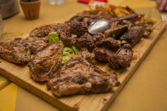 Εικόνα των διάφορων τύπων ψημένων στη σχάρα κρεάτων που παρουσιάζονται σε ένα ξύλινο cho Στοκ φωτογραφία με δικαίωμα ελεύθερης χρήσης Εικόνα των διάφορων τύπων ψημένων στη σχάρα κρεάτων που παρουσιάζονται σε ένα ξύλινο cho Στοκ φωτογραφία με δικαίωμα ελεύθερης χρήσης