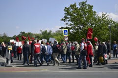 Ειρηνική πομπή των ανθρώπων με τις κόκκινες σημαίες και των μπαλονιών στο κεντρικό δρόμο στοκ φωτογραφίες με δικαίωμα ελεύθερης χρήσης Ειρηνική πομπή των ανθρώπων με τις κόκκινες σημαίες και των μπαλονιών στο κεντρικό δρόμο στοκ φωτογραφίες με δικαίωμα ελεύθερης χρήσης