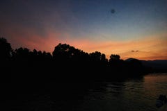 Ειρηνικό ηλιοβασίλεμα πέρα από το βουνό σε Kampot Καμπότζη στοκ φωτογραφία Ειρηνικό ηλιοβασίλεμα πέρα από το βουνό σε Kampot Καμπότζη στοκ φωτογραφία