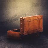 Εκλεκτής ποιότητας βαλίτσα αποσκευών δέρματος αναδρομική ανοικτή στοκ εικόνες με δικαίωμα ελεύθερης χρήσης Εκλεκτής ποιότητας βαλίτσα αποσκευών δέρματος αναδρομική ανοικτή στοκ εικόνες με δικαίωμα ελεύθερης χρήσης
