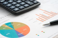 εκθέσεις εγγράφων γυαλιών νομισμάτων επιχειρησιακών διαγραμμάτων ανάλυσης στοκ εικόνα με δικαίωμα ελεύθερης χρήσης εκθέσεις εγγράφων γυαλιών νομισμάτων επιχειρησιακών διαγραμμάτων ανάλυσης στοκ εικόνα με δικαίωμα ελεύθερης χρήσης