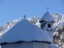 Εκκλησία που καταδύεται μικρή από το χιόνι στοκ φωτογραφία Εκκλησία που καταδύεται μικρή από το χιόνι στοκ φωτογραφία