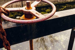 Εκλεκτής ποιότητας έλεγχος ροής του νερού ροδών κλειδαριών καναλιών στοκ εικόνες Εκλεκτής ποιότητας έλεγχος ροής του νερού ροδών κλειδαριών καναλιών στοκ εικόνες