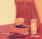 Εκλεκτής ποιότητας εξαρτήματα ξυρίσματος Κινηματογράφηση σε πρώτο πλάνο Προσθέστε την αναδρομική επίδραση στοκ εικόνες με δικαίωμα ελεύθερης χρήσης Εκλεκτής ποιότητας εξαρτήματα ξυρίσματος Κινηματογράφηση σε πρώτο πλάνο Προσθέστε την αναδρομική επίδραση στοκ εικόνες με δικαίωμα ελεύθερης χρήσης