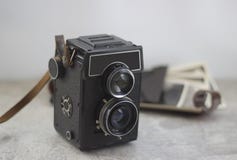 Εκλεκτής ποιότητας κάμερα στον πίνακα στοκ φωτογραφία με δικαίωμα ελεύθερης χρήσης Εκλεκτής ποιότητας κάμερα στον πίνακα στοκ φωτογραφία με δικαίωμα ελεύθερης χρήσης