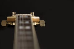 Εκλεκτής ποιότητας κιθάρα archtop κατά τη φυσική σφενδάμνου άποψη γωνίας κινηματογραφήσεων σε πρώτο πλάνο υψηλή σχετικά με το μαύ στοκ εικόνες Εκλεκτής ποιότητας κιθάρα archtop κατά τη φυσική σφενδάμνου άποψη γωνίας κινηματογραφήσεων σε πρώτο πλάνο υψηλή σχετικά με το μαύ στοκ εικόνες