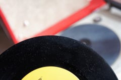 Εκλεκτής ποιότητας πικάπ με το βινυλίου δίσκο στοκ εικόνα με δικαίωμα ελεύθερης χρήσης Εκλεκτής ποιότητας πικάπ με το βινυλίου δίσκο στοκ εικόνα με δικαίωμα ελεύθερης χρήσης