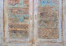 Εκλεκτής ποιότητας χαρασμένες αντίκα πόρτες τεμαχίων ανατολικά το στήθος στοκ φωτογραφίες Εκλεκτής ποιότητας χαρασμένες αντίκα πόρτες τεμαχίων ανατολικά το στήθος στοκ φωτογραφίες