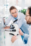 εκλεκτική εστίαση των επιστημόνων eyeglasses που λειτουργούν μαζί στον εργασιακό χώρο με το μικροσκόπιο στοκ φωτογραφία με δικαίωμα ελεύθερης χρήσης εκλεκτική εστίαση των επιστημόνων eyeglasses που λειτουργούν μαζί στον εργασιακό χώρο με το μικροσκόπιο στοκ φωτογραφία με δικαίωμα ελεύθερης χρήσης