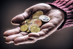 Εκμετάλλευση ατόμων συνταξιούχων στα ευρο- νομίσματα χεριών Θέμα των χαμηλών συντάξεων στοκ φωτογραφίες Εκμετάλλευση ατόμων συνταξιούχων στα ευρο- νομίσματα χεριών Θέμα των χαμηλών συντάξεων στοκ φωτογραφίες