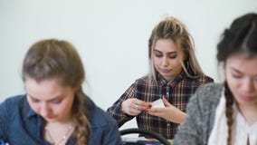 Εκπαίδευση που μελετά τη μυστική σημείωση τάξεων σπουδαστών απόθεμα βίντεο Εκπαίδευση που μελετά τη μυστική σημείωση τάξεων σπουδαστών απόθεμα βίντεο