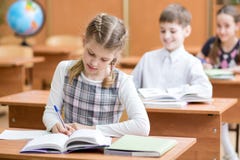 Εκπαίδευση, σχολείο, εκμάθηση και έννοια παιδιών - ομάδα σχολικών παιδιών με τις μάνδρες και εγχειριδίων που γράφει τη δοκιμή στη στοκ φωτογραφία με δικαίωμα ελεύθερης χρήσης Εκπαίδευση, σχολείο, εκμάθηση και έννοια παιδιών - ομάδα σχολικών παιδιών με τις μάνδρες και εγχειριδίων που γράφει τη δοκιμή στη στοκ φωτογραφία με δικαίωμα ελεύθερης χρήσης