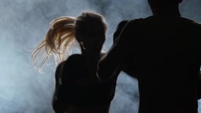 Εκπαιδευτής τύπων και το κορίτσι στον εγκιβωτισμό Φως από πίσω σκιαγραφία μεγάλα αντικείμενα ελέγχων ιστορικού περισσότερο ο άλλο φιλμ μικρού μήκους Εκπαιδευτής τύπων και το κορίτσι στον εγκιβωτισμό Φως από πίσω σκιαγραφία μεγάλα αντικείμενα ελέγχων ιστορικού περισσότερο ο άλλο φιλμ μικρού μήκους
