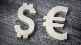 Εκτίμηση ανταλλαγής Ευρώ, δολάριο στον ξύλινο τοίχο στοκ φωτογραφία με δικαίωμα ελεύθερης χρήσης Εκτίμηση ανταλλαγής Ευρώ, δολάριο στον ξύλινο τοίχο στοκ φωτογραφία με δικαίωμα ελεύθερης χρήσης