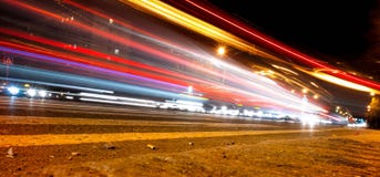 Ελαφριά ίχνη αυτοκινήτων στην οδό κοντά στην οδική γέφυρα, άνθρωποι που περπατούν στη γρήγορη κίνηση, υπόβαθρο οδών νύχτας στοκ φωτογραφίες Ελαφριά ίχνη αυτοκινήτων στην οδό κοντά στην οδική γέφυρα, άνθρωποι που περπατούν στη γρήγορη κίνηση, υπόβαθρο οδών νύχτας στοκ φωτογραφίες