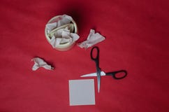 Ελαφρύ δοχείο απορριμμάτων στο κόκκινο υπόβαθρο Κινηματογράφηση σε πρώτο πλάνο των τσαλακωμένων φύλλων του εγγράφου και του ψαλιδ στοκ εικόνες με δικαίωμα ελεύθερης χρήσης Ελαφρύ δοχείο απορριμμάτων στο κόκκινο υπόβαθρο Κινηματογράφηση σε πρώτο πλάνο των τσαλακωμένων φύλλων του εγγράφου και του ψαλιδ στοκ εικόνες με δικαίωμα ελεύθερης χρήσης