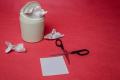 Ελαφρύ δοχείο απορριμμάτων στο κόκκινο υπόβαθρο Κινηματογράφηση σε πρώτο πλάνο των τσαλακωμένων φύλλων του εγγράφου και του ψαλιδ στοκ εικόνα Ελαφρύ δοχείο απορριμμάτων στο κόκκινο υπόβαθρο Κινηματογράφηση σε πρώτο πλάνο των τσαλακωμένων φύλλων του εγγράφου και του ψαλιδ στοκ εικόνα