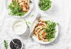 Ελεύθερα chickpea γλουτένης τηγανίτα και arugula Υγιές πρόγευμα ή πρόχειρο φαγητό διατροφής στο άσπρο υπόβαθρο στοκ εικόνες Ελεύθερα chickpea γλουτένης τηγανίτα και arugula Υγιές πρόγευμα ή πρόχειρο φαγητό διατροφής στο άσπρο υπόβαθρο στοκ εικόνες