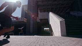 Ελεύθεροι δρομείς που αποδίδουν parkour στο αστικό διάστημα Ελεύθεροι δρομείς που αποδίδουν parkour στο αστικό διάστημα