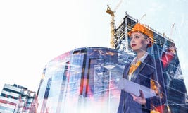 Ελκυστική γυναίκα αρχιτεκτόνων και το πρόγραμμά της Μικτά μέσα Στοκ Φωτογραφία Ελκυστική γυναίκα αρχιτεκτόνων και το πρόγραμμά της Μικτά μέσα Στοκ Φωτογραφία