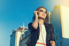 Ελκυστική επιχειρηματίας που χρησιμοποιεί ένα τηλέφωνο κυττάρων στην πόλη στη sanny ημέρα στοκ φωτογραφία με δικαίωμα ελεύθερης χρήσης Ελκυστική επιχειρηματίας που χρησιμοποιεί ένα τηλέφωνο κυττάρων στην πόλη στη sanny ημέρα στοκ φωτογραφία με δικαίωμα ελεύθερης χρήσης