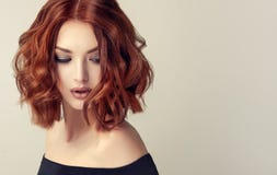 Ελκυστική καφετιά μαλλιαρή γυναίκα με το σύγχρονο, καθιερώνον τη μόδα και κομψό hairstyle στοκ εικόνες Ελκυστική καφετιά μαλλιαρή γυναίκα με το σύγχρονο, καθιερώνον τη μόδα και κομψό hairstyle στοκ εικόνες