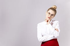 Ελκυστική νέα τοποθέτηση γυναικών πέρα από το γκρίζο υπόβαθρο στοκ φωτογραφίες Ελκυστική νέα τοποθέτηση γυναικών πέρα από το γκρίζο υπόβαθρο στοκ φωτογραφίες