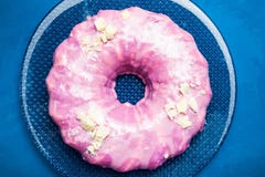 Ελκυστικό γλυκό ρόδινο κέικ υπό μορφή doughnut, κινηματογράφηση σε πρώτο πλάνο στοκ εικόνα Ελκυστικό γλυκό ρόδινο κέικ υπό μορφή doughnut, κινηματογράφηση σε πρώτο πλάνο στοκ εικόνα