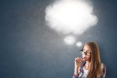 Ελκυστικό καυκάσιο womam με το σκεπτόμενο σύννεφο στοκ εικόνα με δικαίωμα ελεύθερης χρήσης Ελκυστικό καυκάσιο womam με το σκεπτόμενο σύννεφο στοκ εικόνα με δικαίωμα ελεύθερης χρήσης
