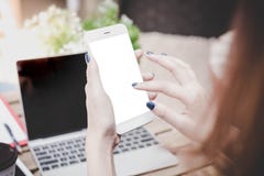 Ελκυστικό όμορφο τηλέφωνο ή smartphone χρήσης γυναικών για την πληρωμή του βισμουθίου στοκ εικόνα με δικαίωμα ελεύθερης χρήσης Ελκυστικό όμορφο τηλέφωνο ή smartphone χρήσης γυναικών για την πληρωμή του βισμουθίου στοκ εικόνα με δικαίωμα ελεύθερης χρήσης