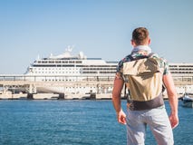 Ελκυστικός, μοντέρνος τύπος με ένα σακίδιο πλάτης στοκ εικόνες με δικαίωμα ελεύθερης χρήσης Ελκυστικός, μοντέρνος τύπος με ένα σακίδιο πλάτης στοκ εικόνες με δικαίωμα ελεύθερης χρήσης