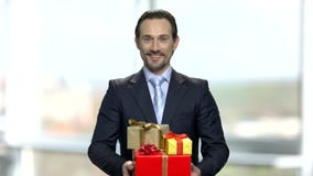 Ελκυστικός σωρός εκμετάλλευσης επιχειρηματιών των κιβωτίων δώρων απόθεμα βίντεο Ελκυστικός σωρός εκμετάλλευσης επιχειρηματιών των κιβωτίων δώρων απόθεμα βίντεο