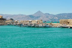 13 07 2014 Ελλάδα, Knososs Ο κόλπος θάλασσας με έναν τοίχο του αρχαίου αναγνωριστικού σήματος Σε μια αποβάθρα πολλά αλιευτικά σκά στοκ εικόνες 13 07 2014 Ελλάδα, Knososs Ο κόλπος θάλασσας με έναν τοίχο του αρχαίου αναγνωριστικού σήματος Σε μια αποβάθρα πολλά αλιευτικά σκά στοκ εικόνες