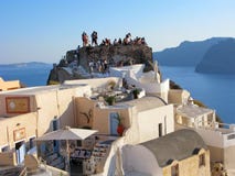 Ελλάδα, Santorini, Oia, άνθρωποι, παλαιό κάστρο, αναμονή του ηλιοβασιλέματος στοκ εικόνα με δικαίωμα ελεύθερης χρήσης Ελλάδα, Santorini, Oia, άνθρωποι, παλαιό κάστρο, αναμονή του ηλιοβασιλέματος στοκ εικόνα με δικαίωμα ελεύθερης χρήσης
